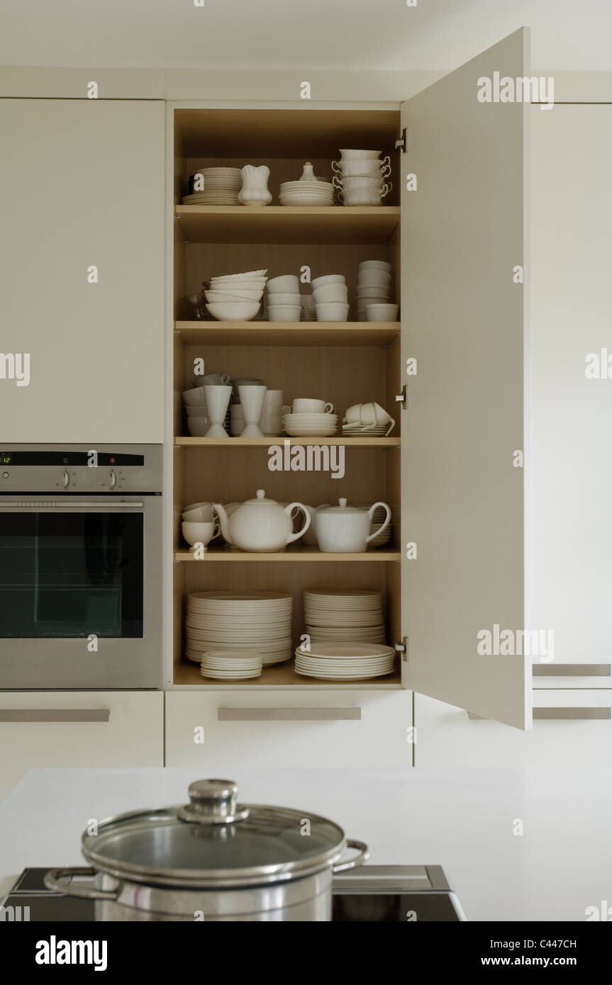 Scaffale con stoviglie e moderno forno a microonde Foto stock - Alamy