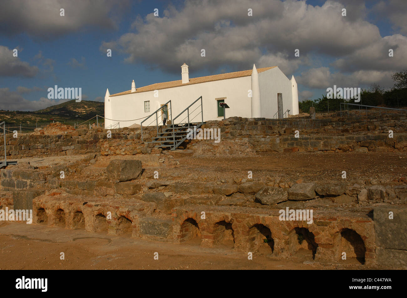 Rovine di Milreu. Villa Romana (1° - 4° secolo D.C.). In primo piano, i bagni accanto a una casa del XVI secolo. Il Portogallo. Foto Stock