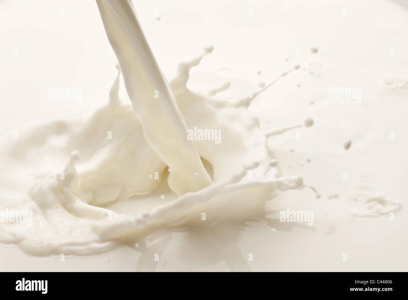 Splash di latte su sfondo bianco Foto Stock