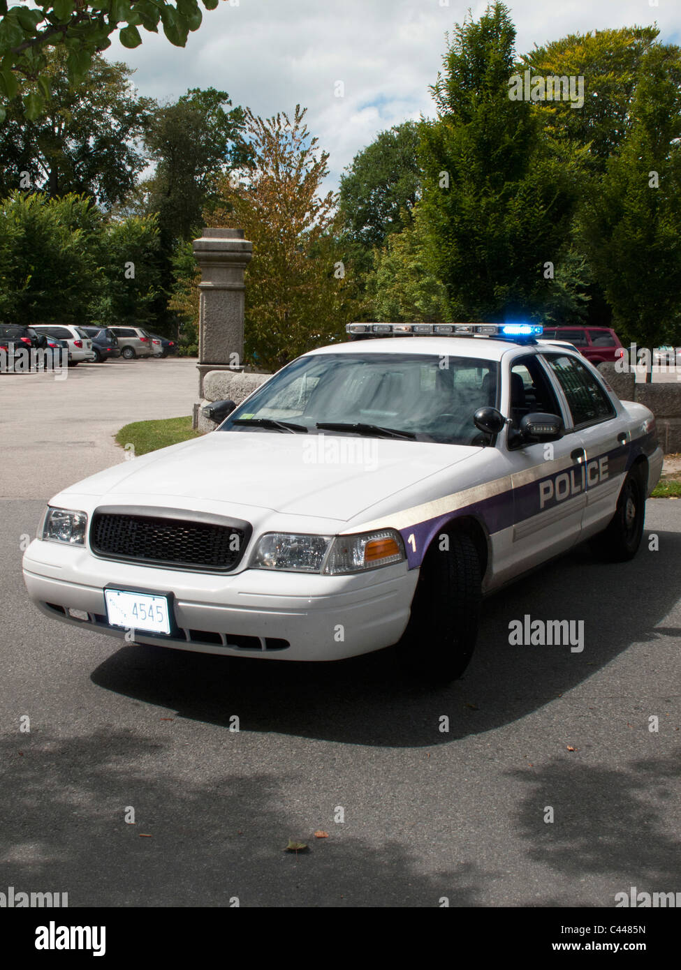 Una macchina della polizia con le sue luci di emergenza su parcheggiato su una strada Foto Stock