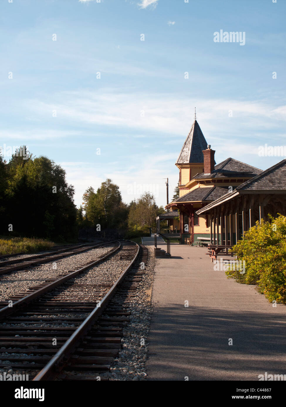 Una vecchia stazione ferroviaria non più in uso Foto Stock