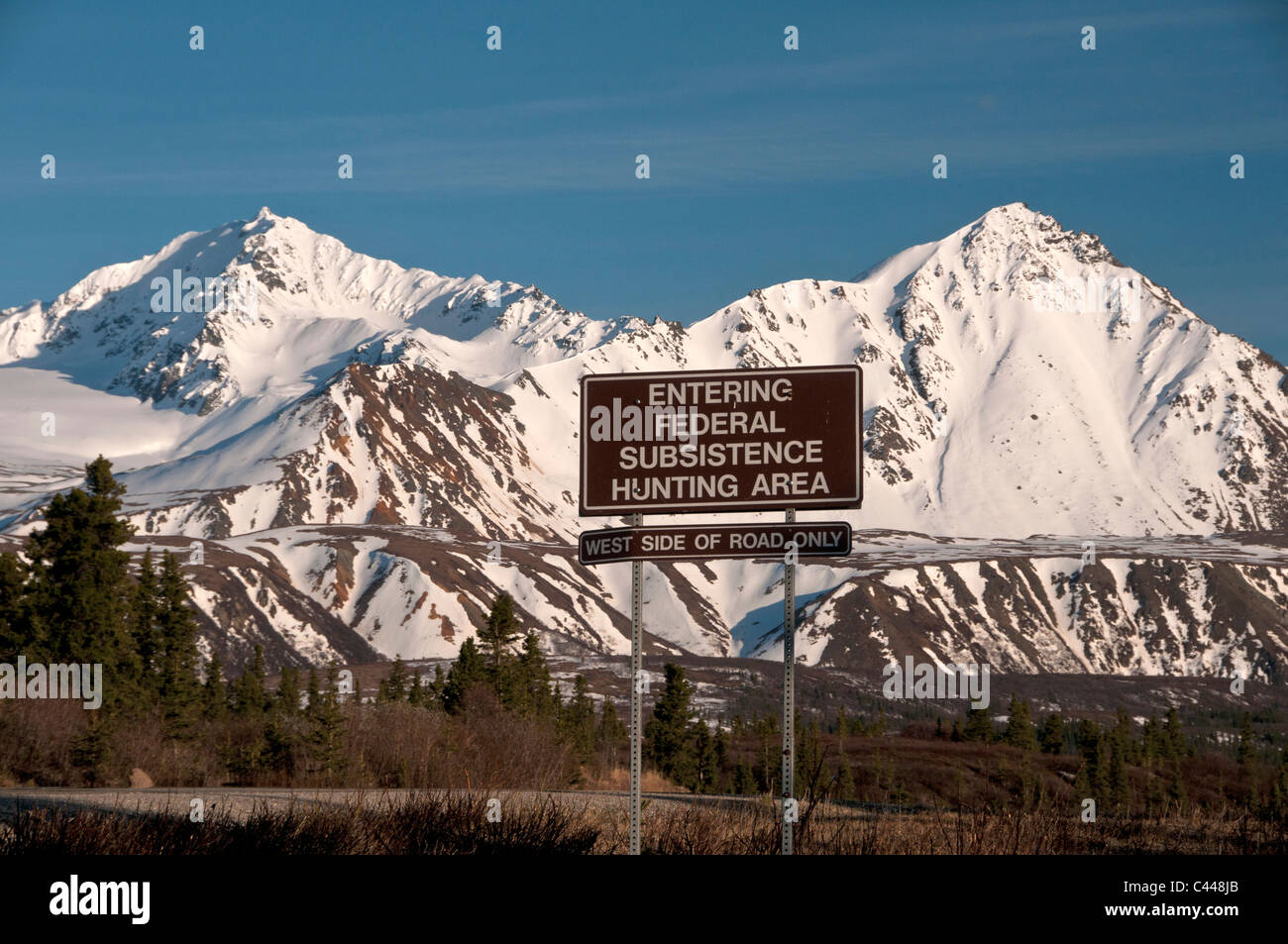 Federale di sussistenza area di caccia, segno, Denali Highway, Alaska, Nord America, scheda, STATI UNITI D'AMERICA, montagne, neve, zona di caccia Foto Stock