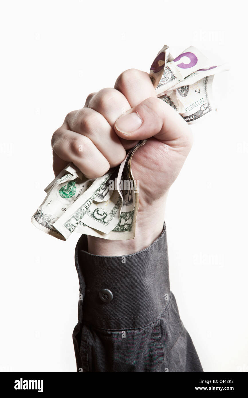 Un uomo di presa di una mazzetta di noi carta moneta, la stretta di mano Foto Stock