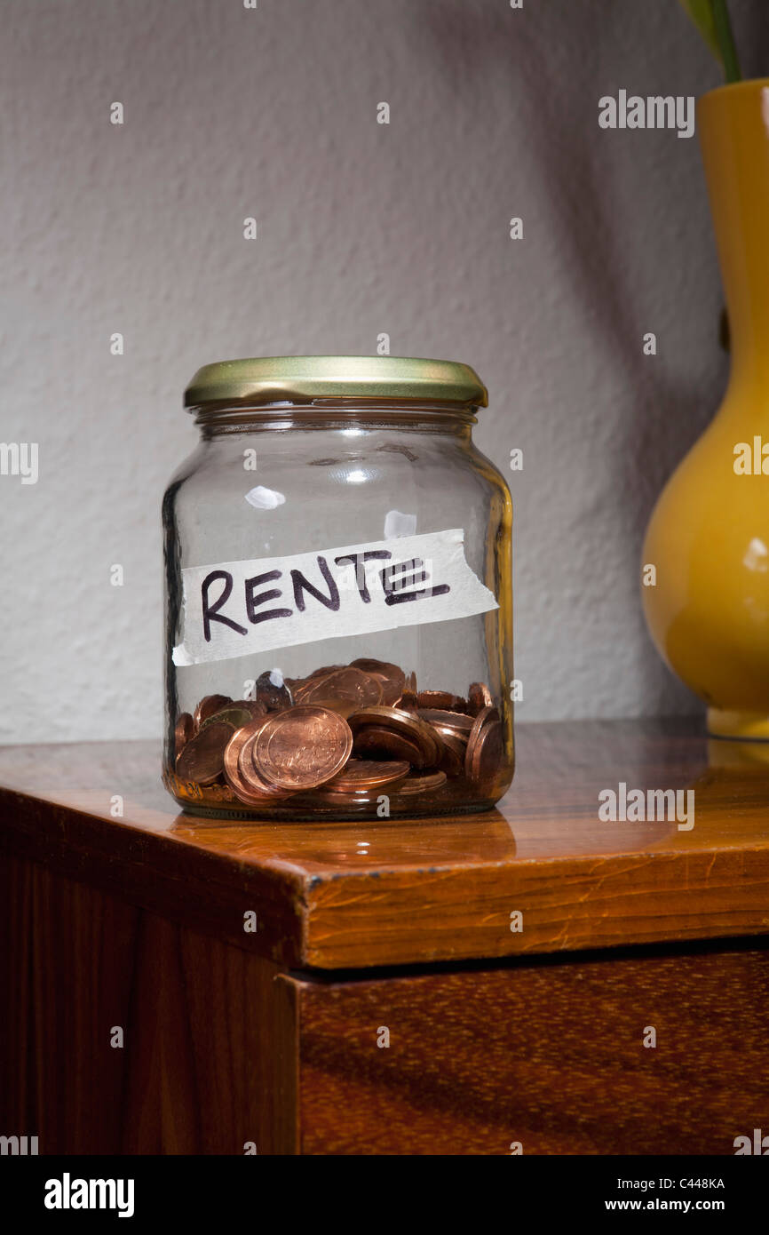 Unione Europea monete in un vaso etichettato RENTE, la parola tedesca per pensione Foto Stock