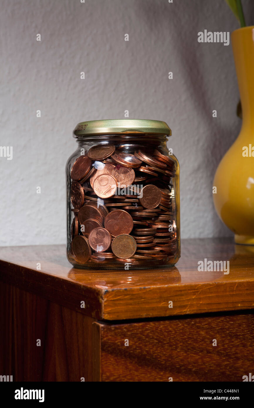Un vaso pieno di Unione europea delle monete in euro Foto Stock