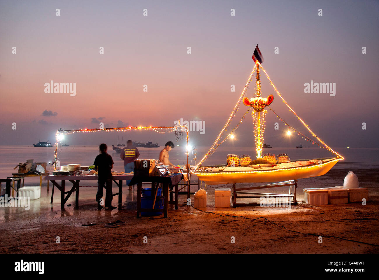 Ristorante di pesce sulla spiaggia di ko tao thailandia Foto Stock