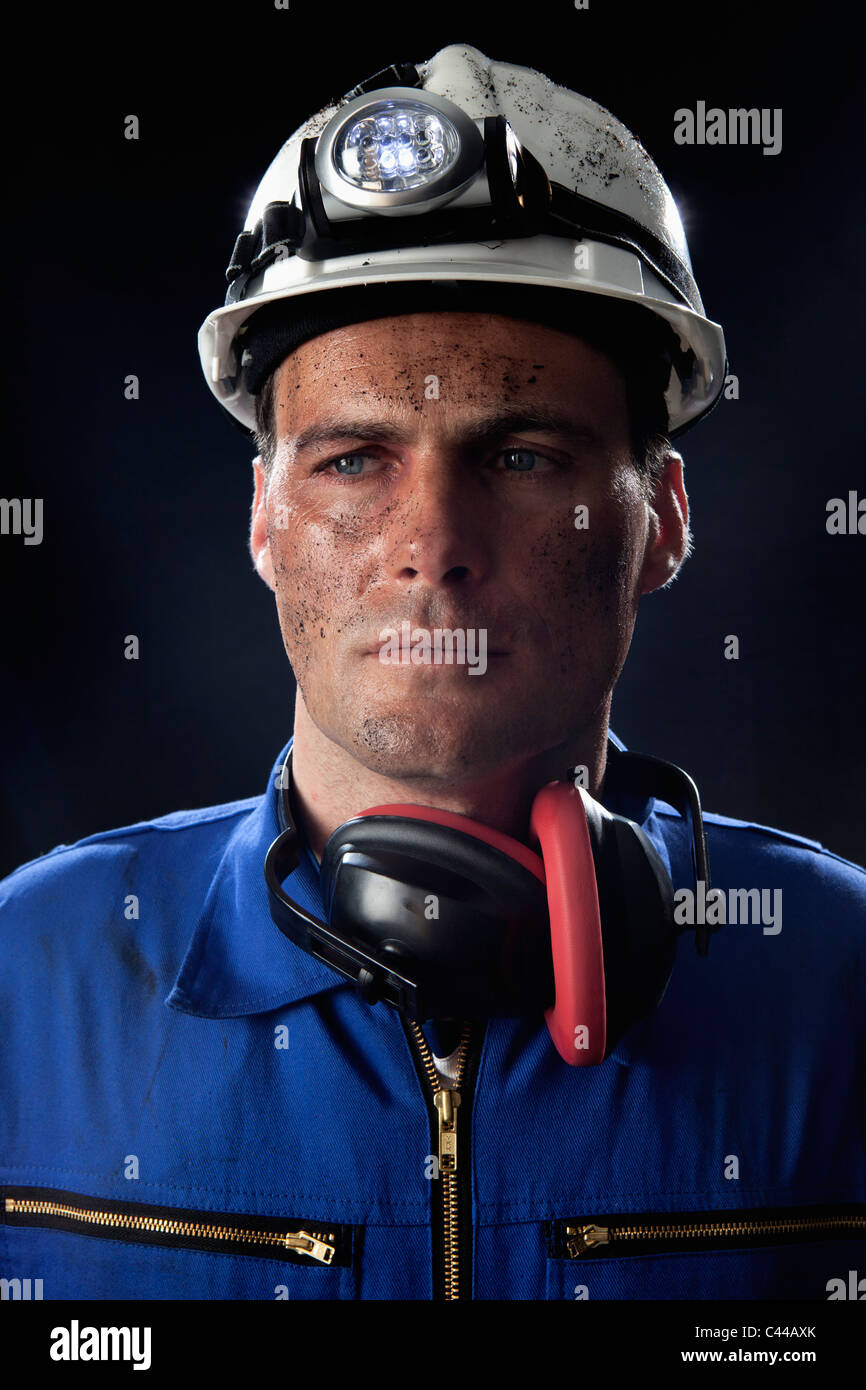 Un minatore di carbone, ritratto, guardando lontano Foto Stock