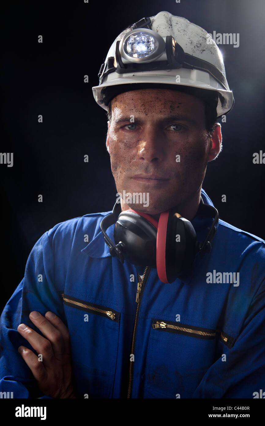 Un minatore di carbone con le braccia incrociate, ritratto Foto Stock