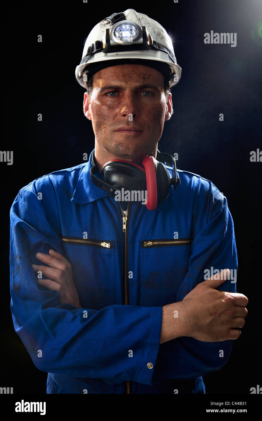 Un minatore di carbone con le braccia incrociate, ritratto, vita fino Foto Stock