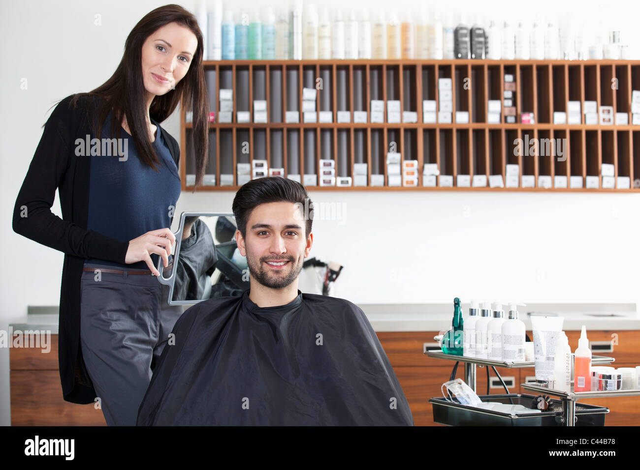 Un cliente soddisfatto in un salone di parrucchiere Foto Stock