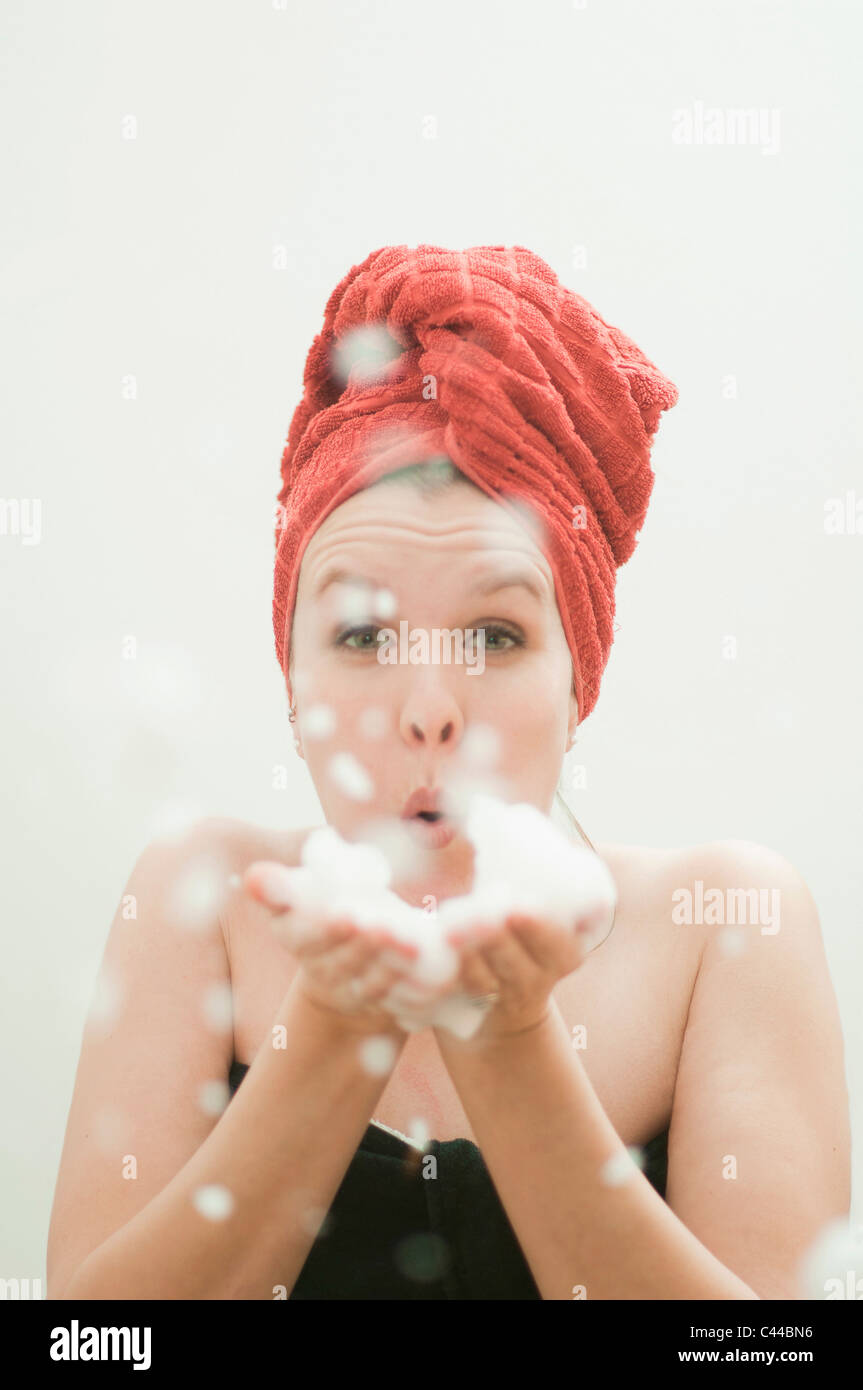 La donna in asciugamano bolle Foto Stock