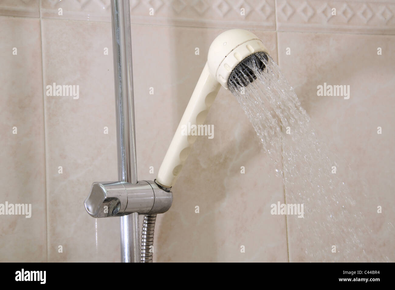 Il soffione della doccia in un bagno di spagnolo, Calypso, Costa del Sol, provincia di Malaga, Andalusia, Spagna, Europa occidentale. Foto Stock