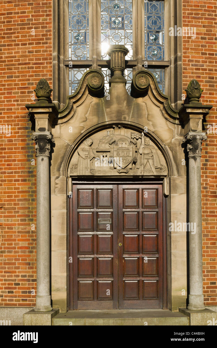 Pesanti di grandi dimensioni porta di accesso al vecchio consiglio uffici in Dudley West Midlands Foto Stock