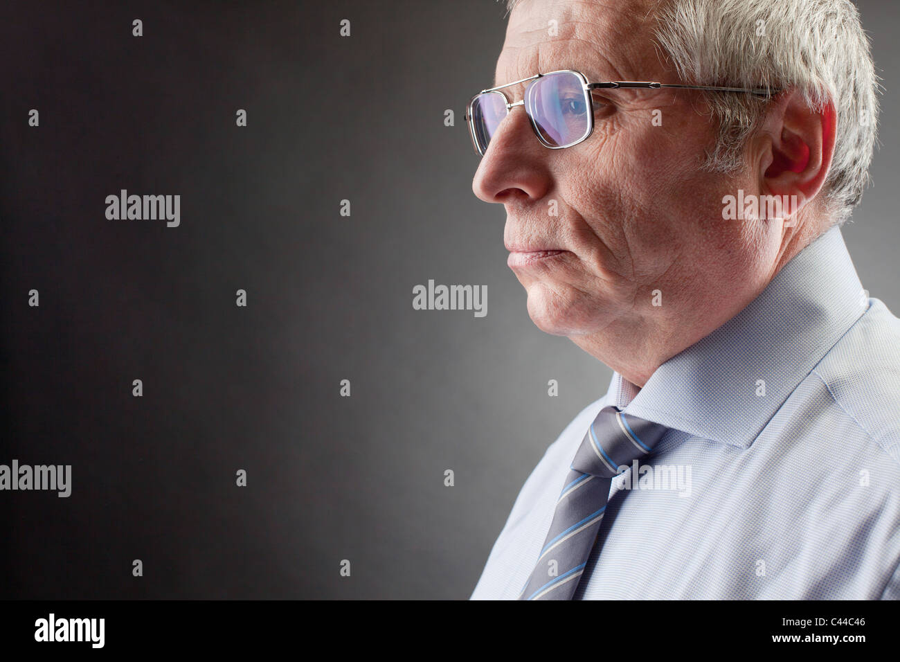 Foto di senior datore di lavoro su sfondo nero Foto Stock