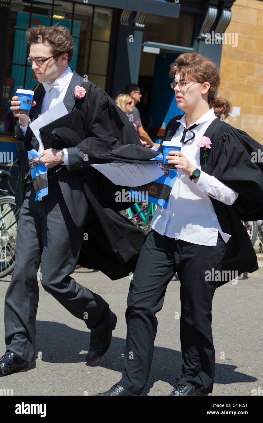 Gli studenti Gowned in fretta, Broad Street Oxford Foto Stock