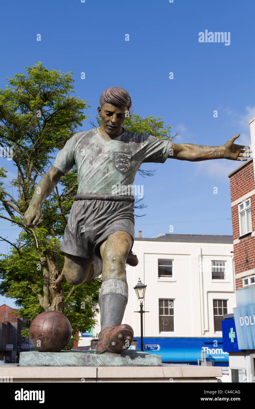 Statua di Duncan Edwards in Dudley town center Foto Stock