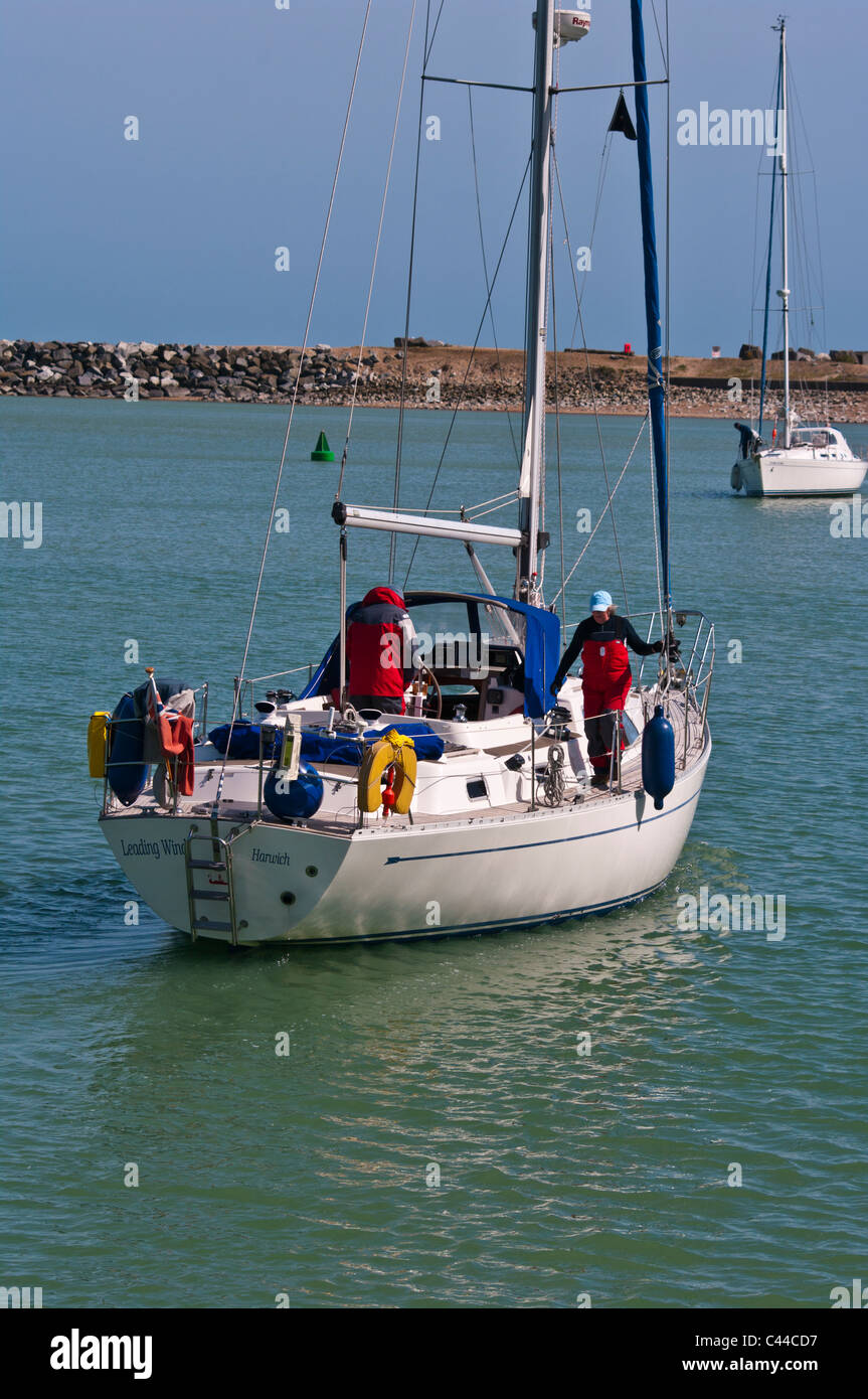 Stern vista posteriore di lussuosi yacht a vela con equipaggio Foto Stock