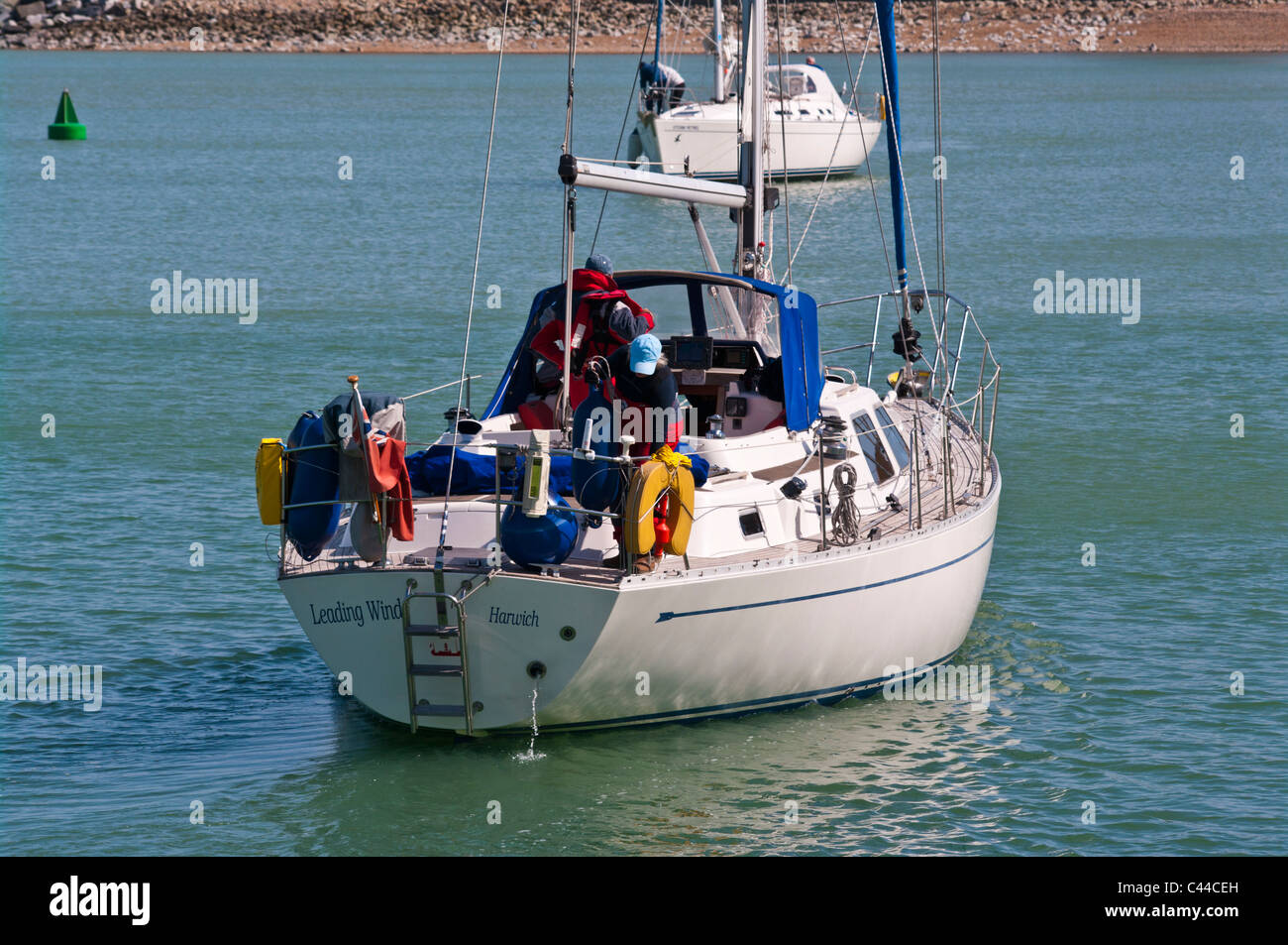 Stern vista posteriore di lussuosi yacht a vela con equipaggio Foto Stock