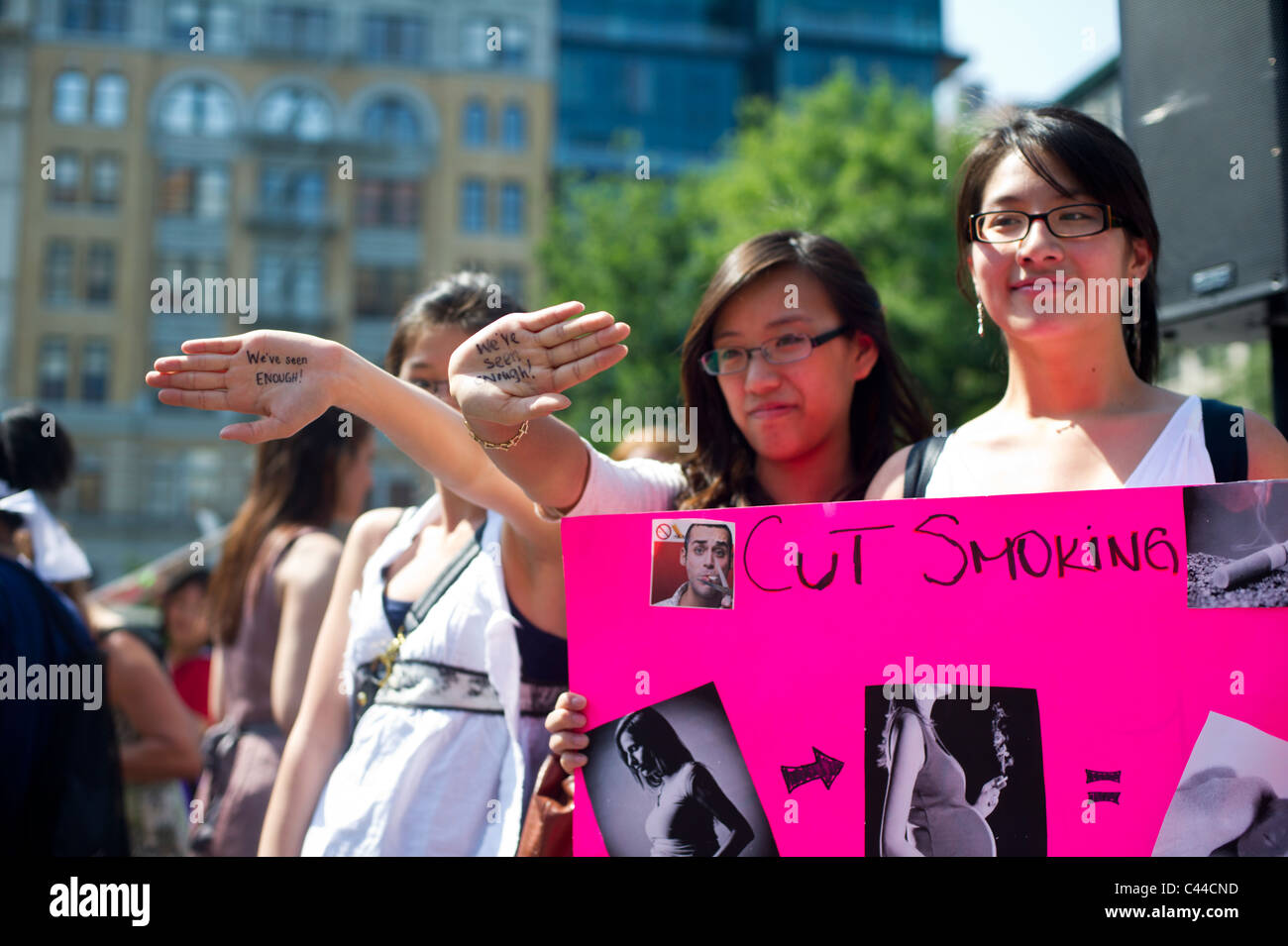 La protesta contro la pubblicità a favore dei prodotti del tabacco destinati ai giovani, in Union Square a New York. Foto Stock