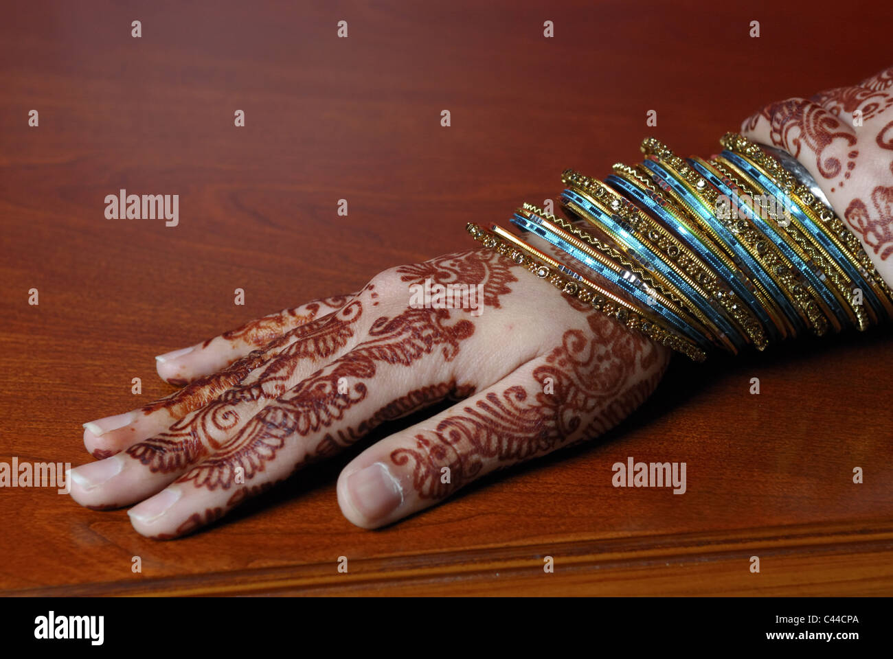 Henna coperti mano, fotografato su ricco sfondo colorato. Foto Stock