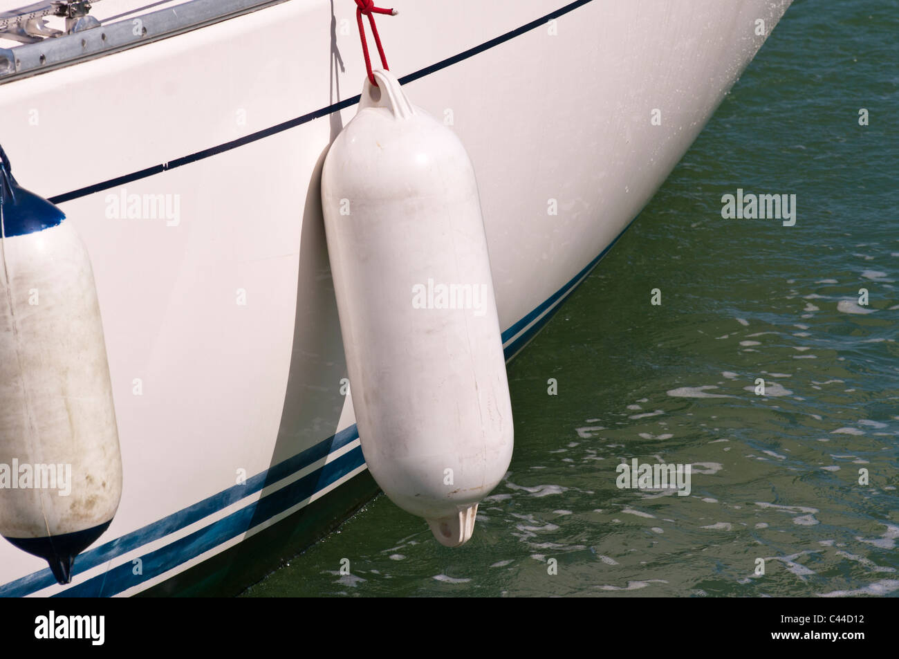 Bianco parafango in plastica sul lato di uno yacht Foto Stock