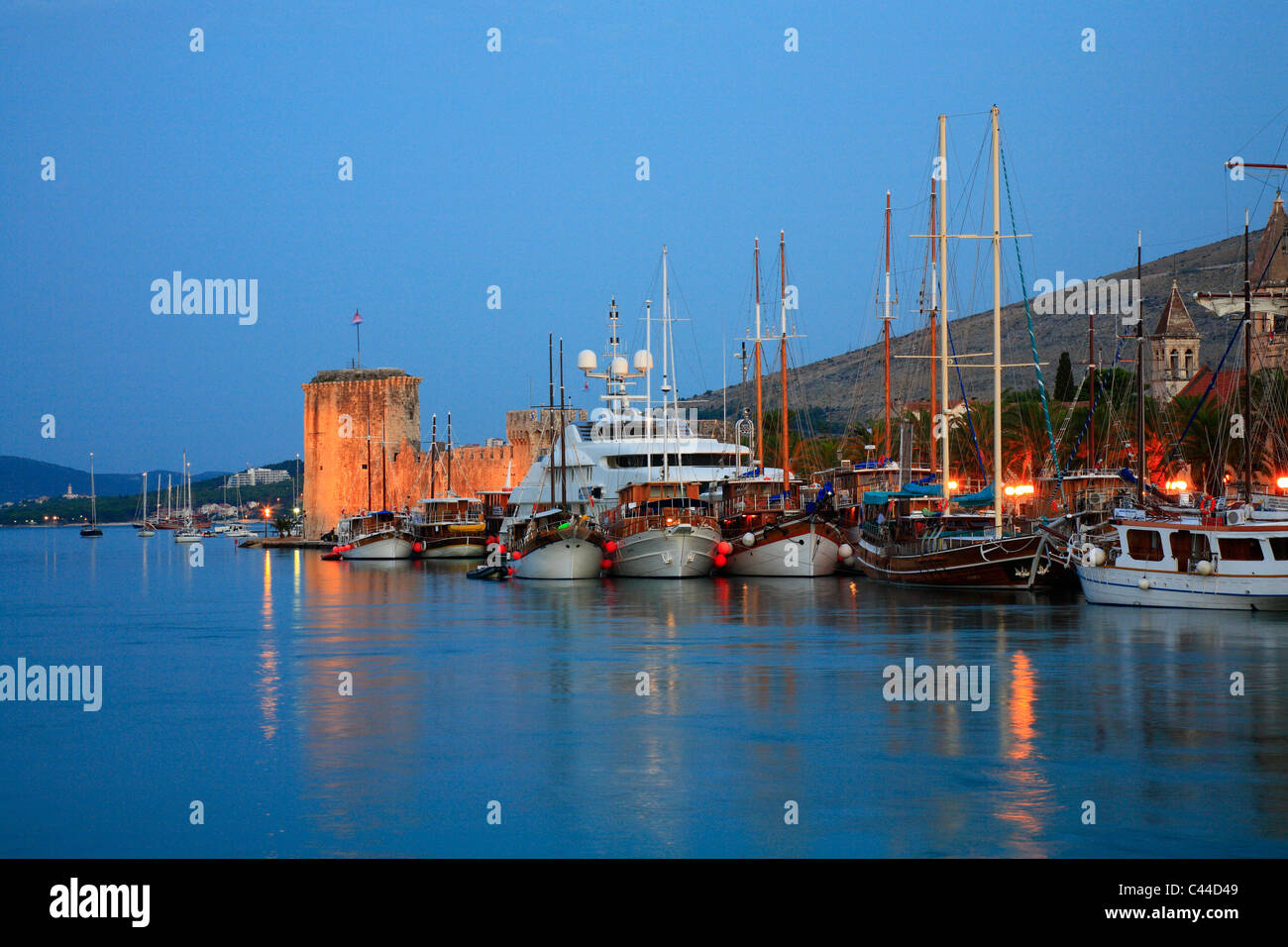 La città di Trogir nella notte Foto Stock