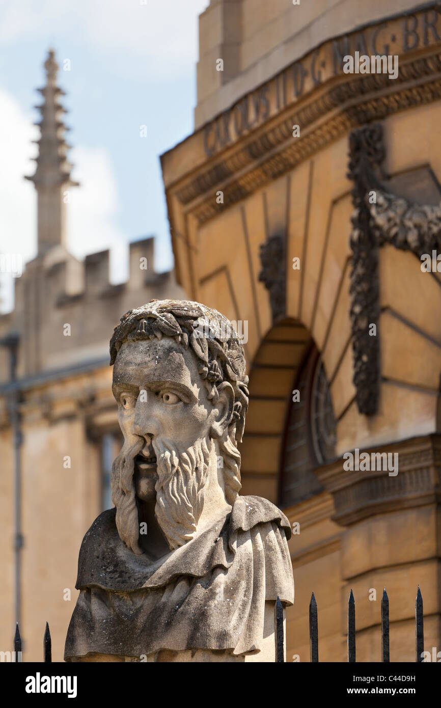 Termains 12 - busti di filosofi classica al di fuori del Sheldonian, Oxford Foto Stock