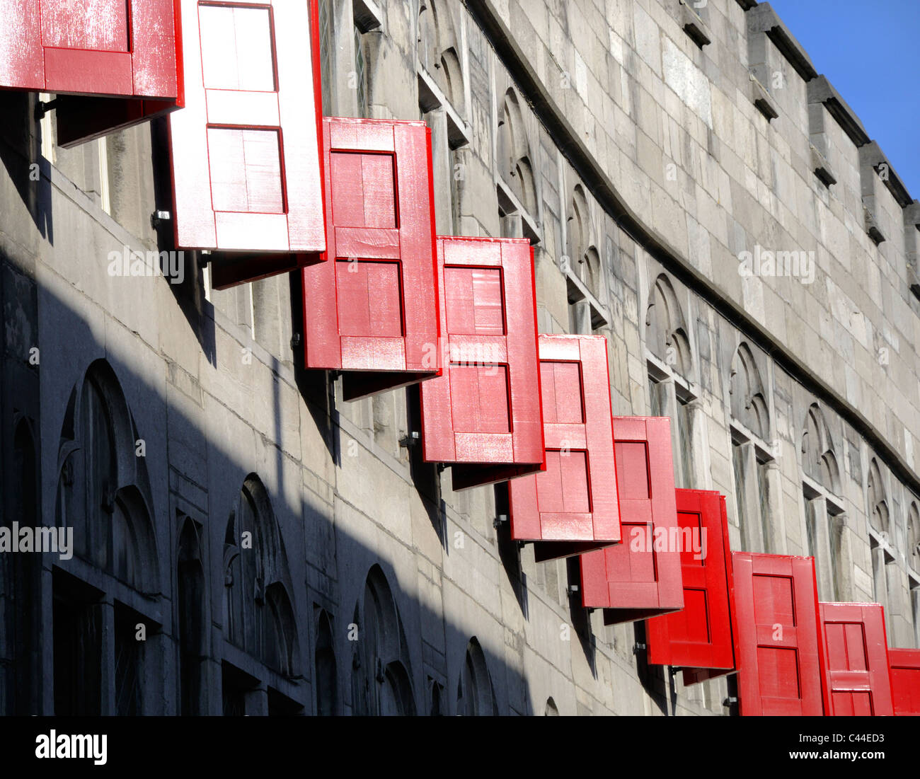Utrecht, Paesi Bassi. Windows con i tradizionali otturatori rossi Foto Stock