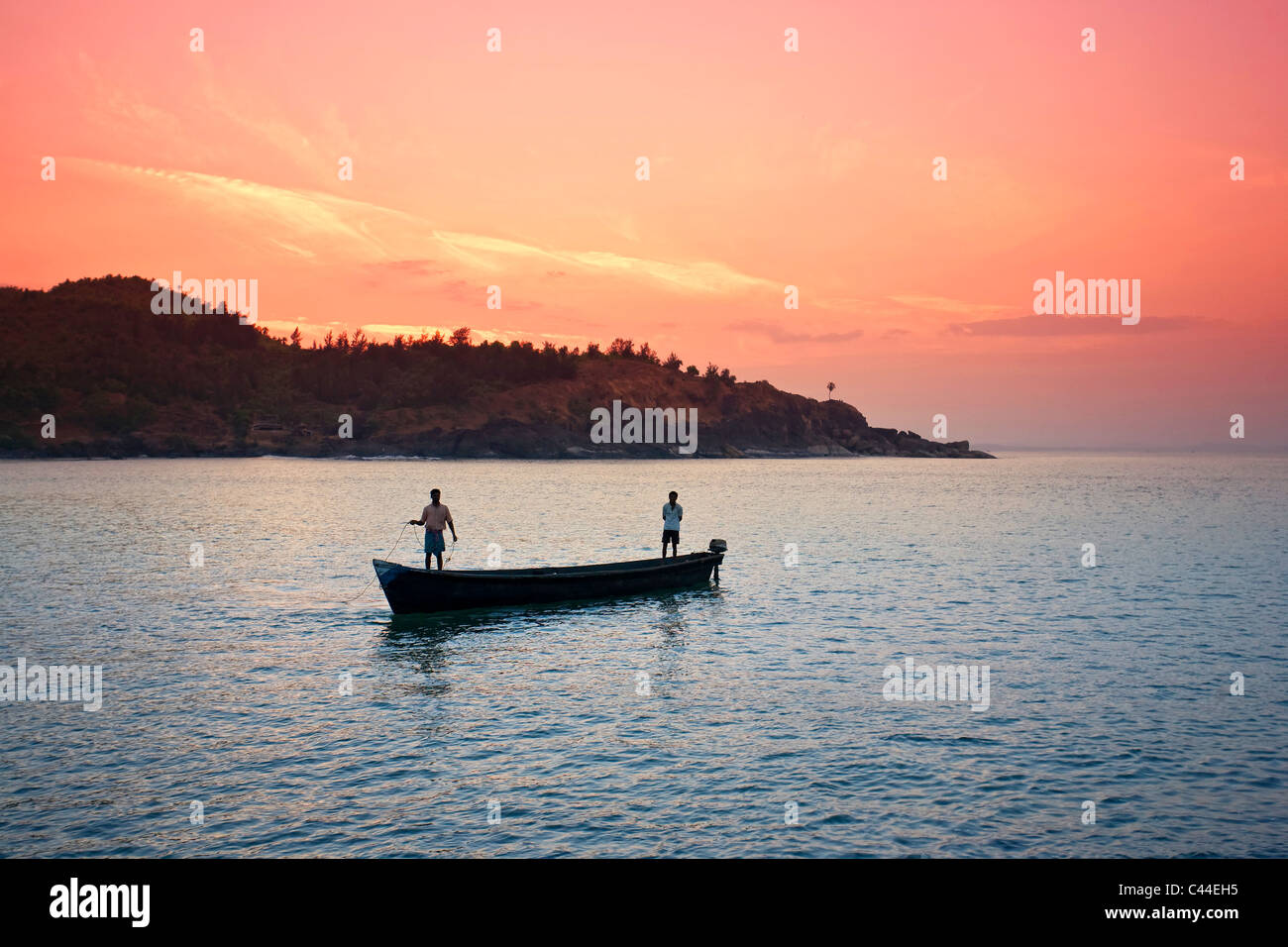 I pescatori, dawn, Om Beach, Gokarna, Kerala, India Foto Stock