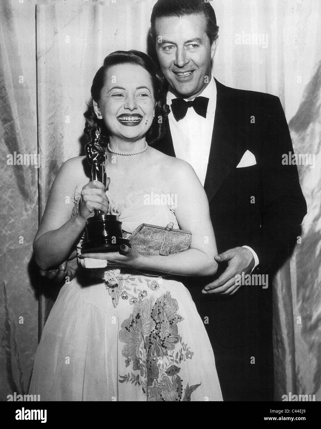 RAY Milland presso il 1947 Oscar con Olivia de Havilland vincitore del miglior attrice per il suo ruolo in a ciascuno il suo Foto Stock