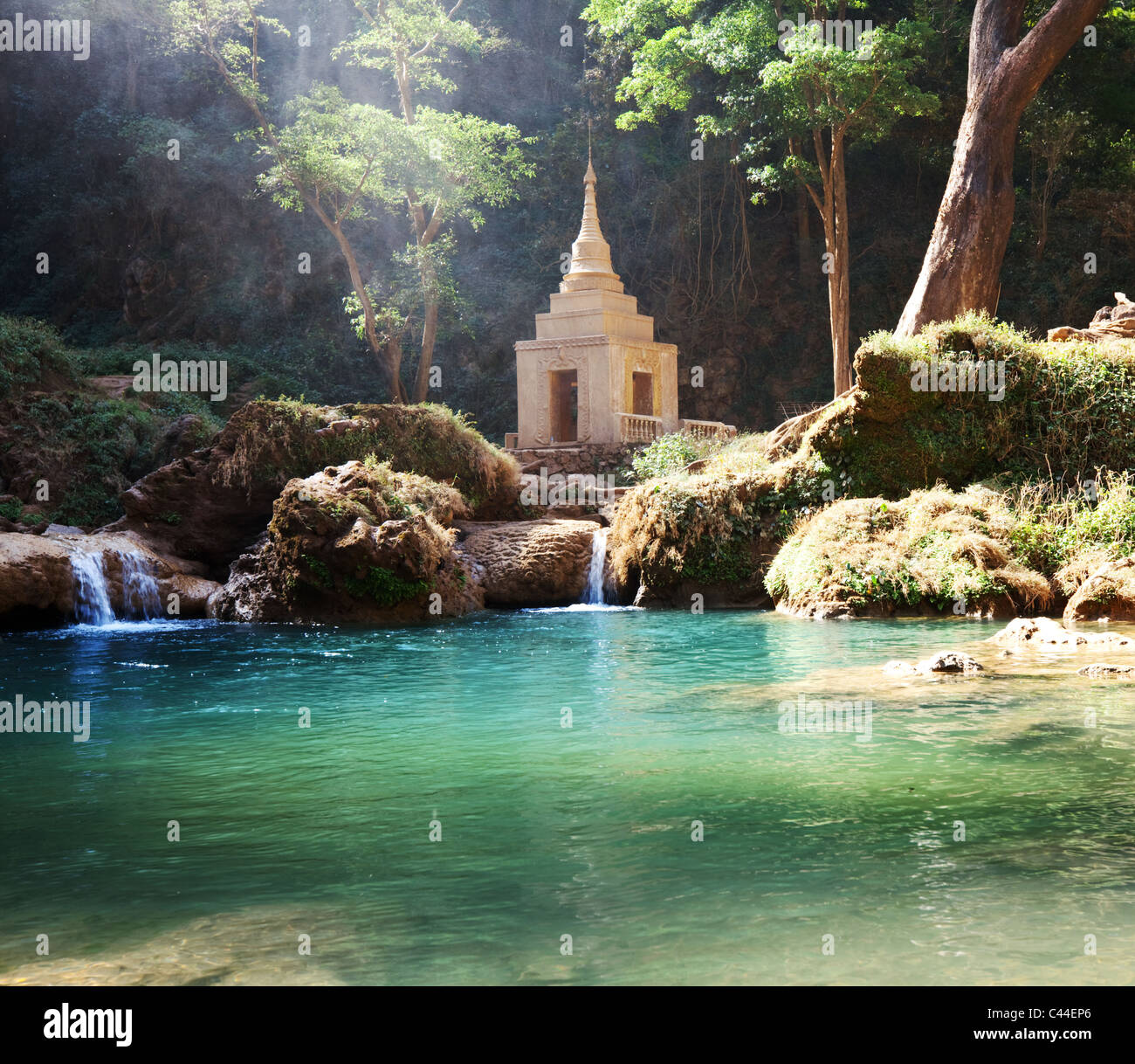 Anisakan cascata e un tempio buddista nel cuore della giungla nella Birmania settentrionale. Foto Stock
