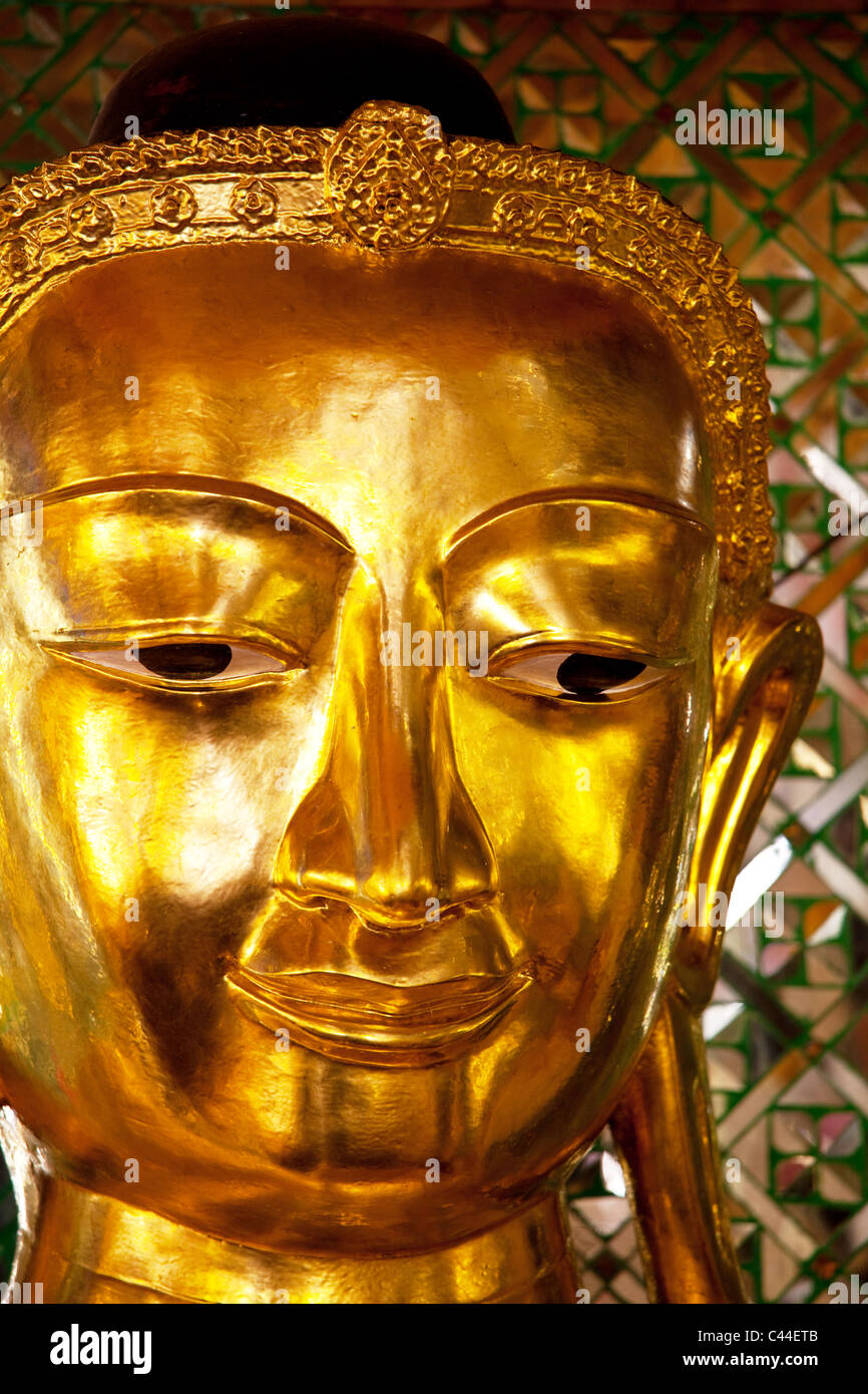 Statua di Buddha a Shwedagon pagoda, Rangoon, Myanmar. Foto Stock