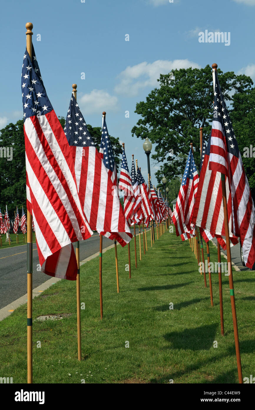 Una doppia fila di bandierine americane. Il Memorial Day celebrato nella piccola città America. Clifton, New Jersey, USA. Foto Stock