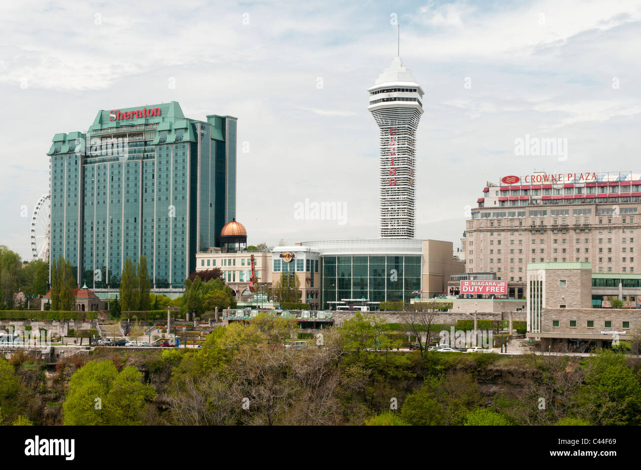 La Skywheel, alberghi e ristoranti linea scende Avenue in Niagara Falls Ontario Canada. Foto Stock