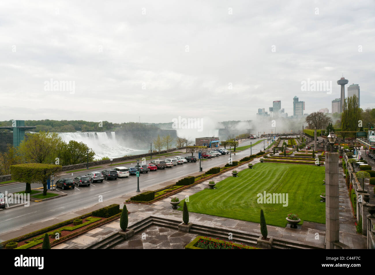 Il Niagara Parkway costeggiando le cascate, diventa River Road come passa il Giardino Segreto e si avvicina il ponte dell'Arcobaleno. Foto Stock