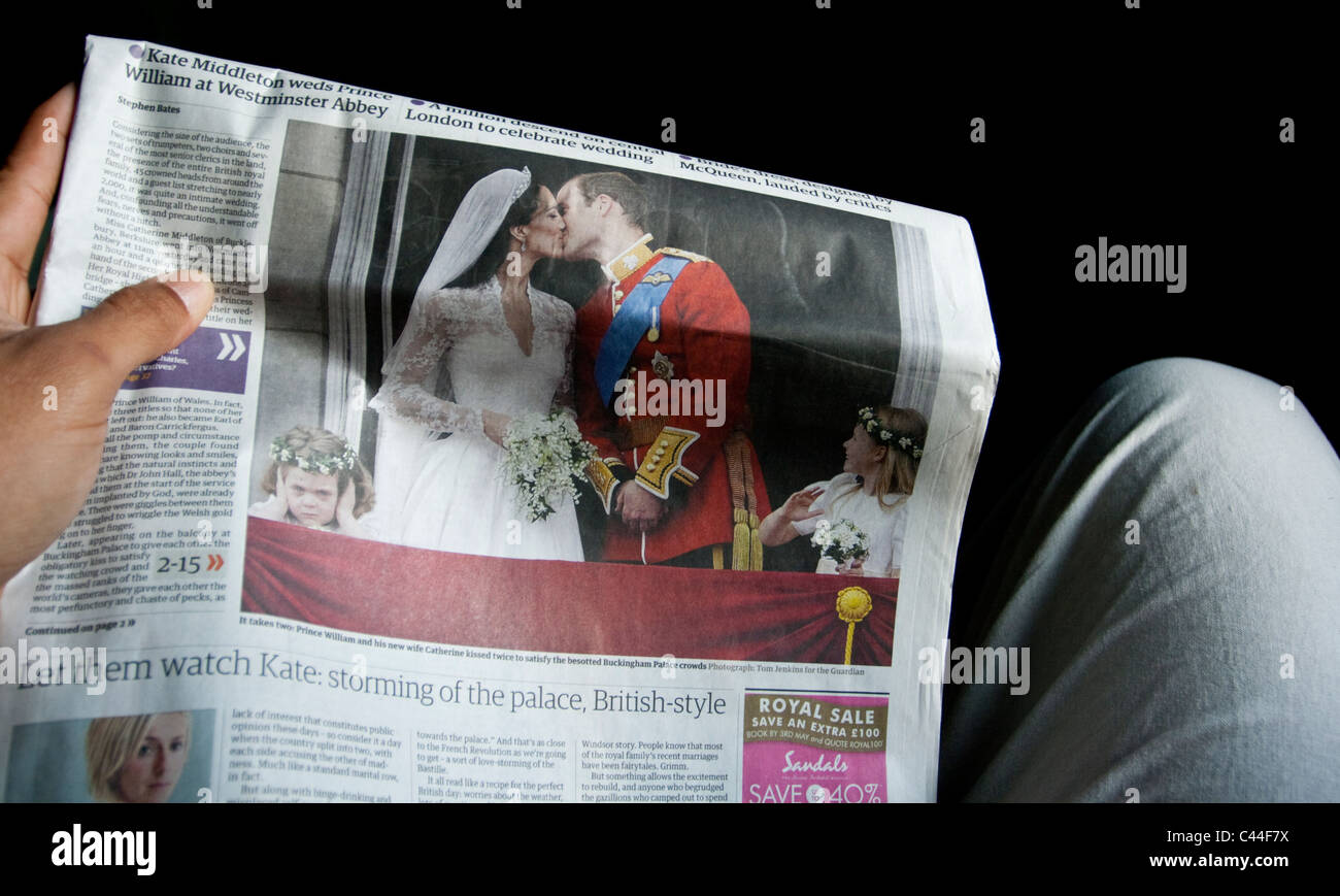 Volontà e Kate Royal Wedding su un giornale Foto Stock