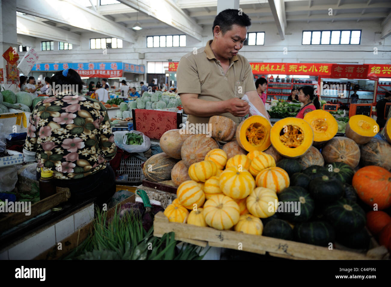 Fornitore cinese vende verdure a un mercato a Pechino in Cina.01-giu-2011 Foto Stock