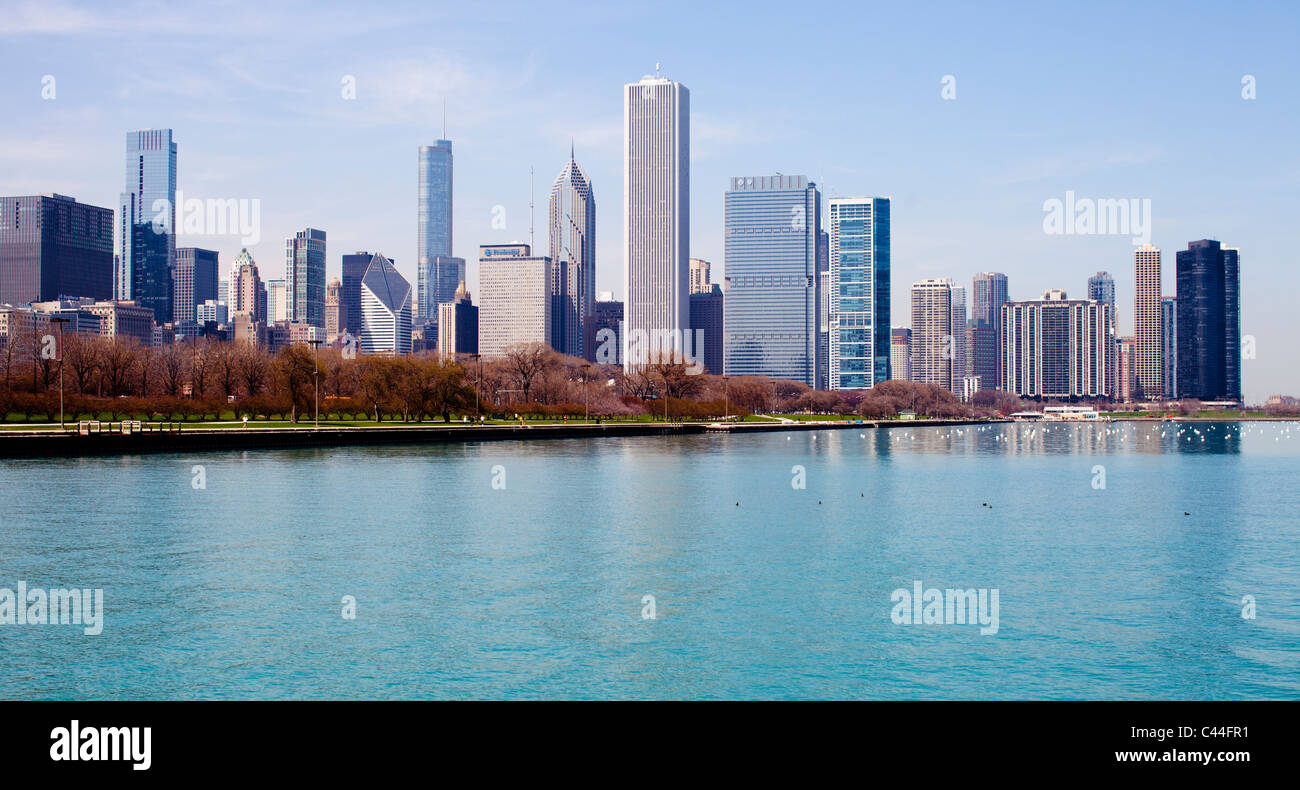 Chicago si vede attraverso l acqua del lago Michigan in Illinois. Foto Stock