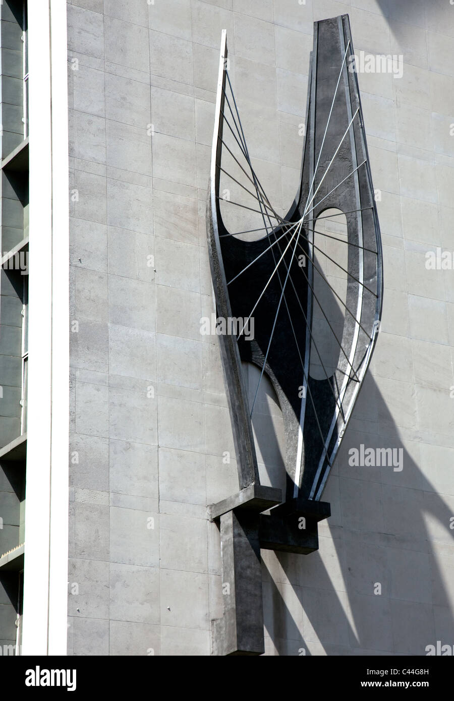 La figura alata da Barbara Hepworth su John Lewis, Oxford Street, Londra Foto Stock