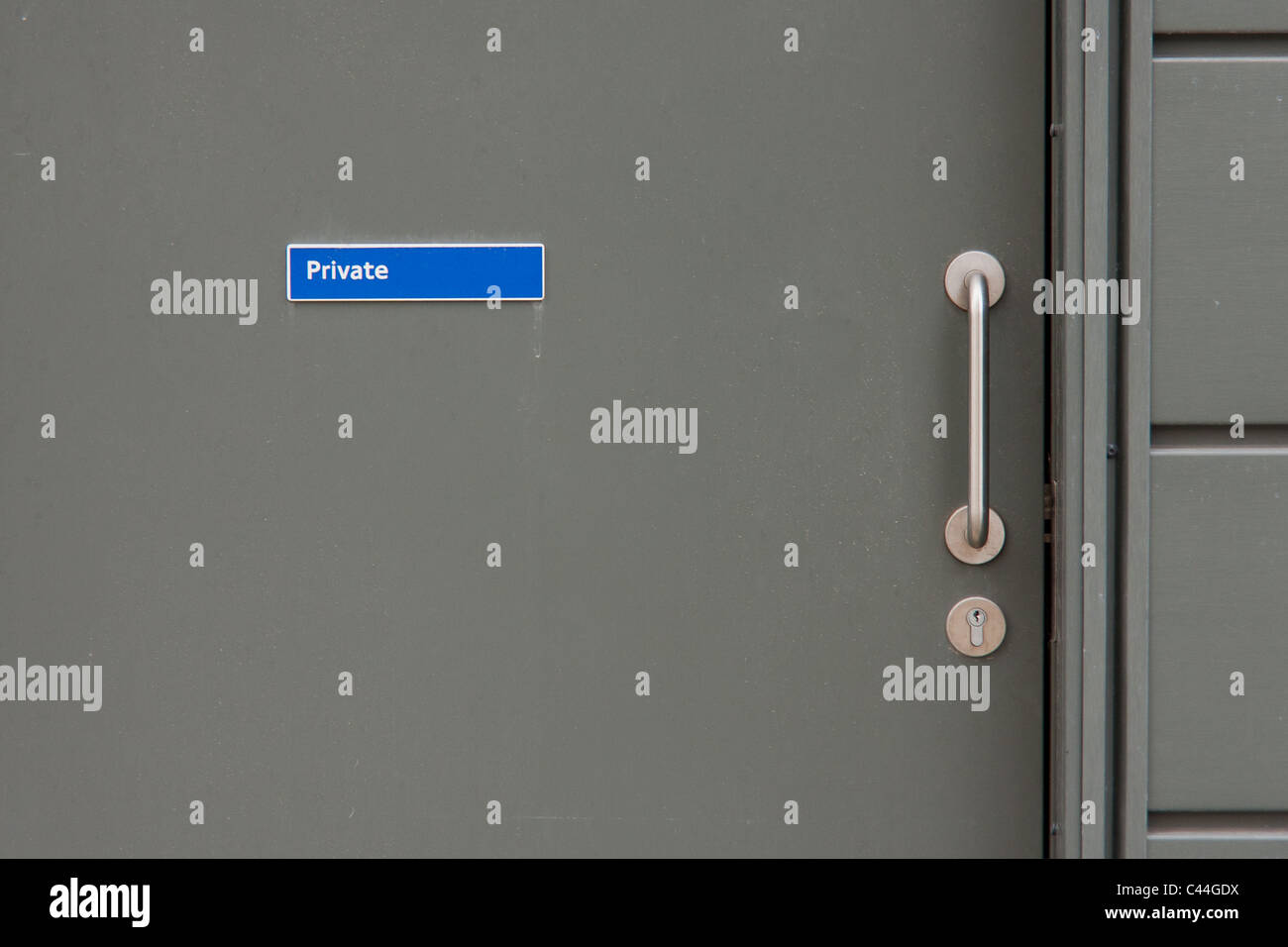 Segno privato sulla porta alla stazione di Stratford Foto Stock