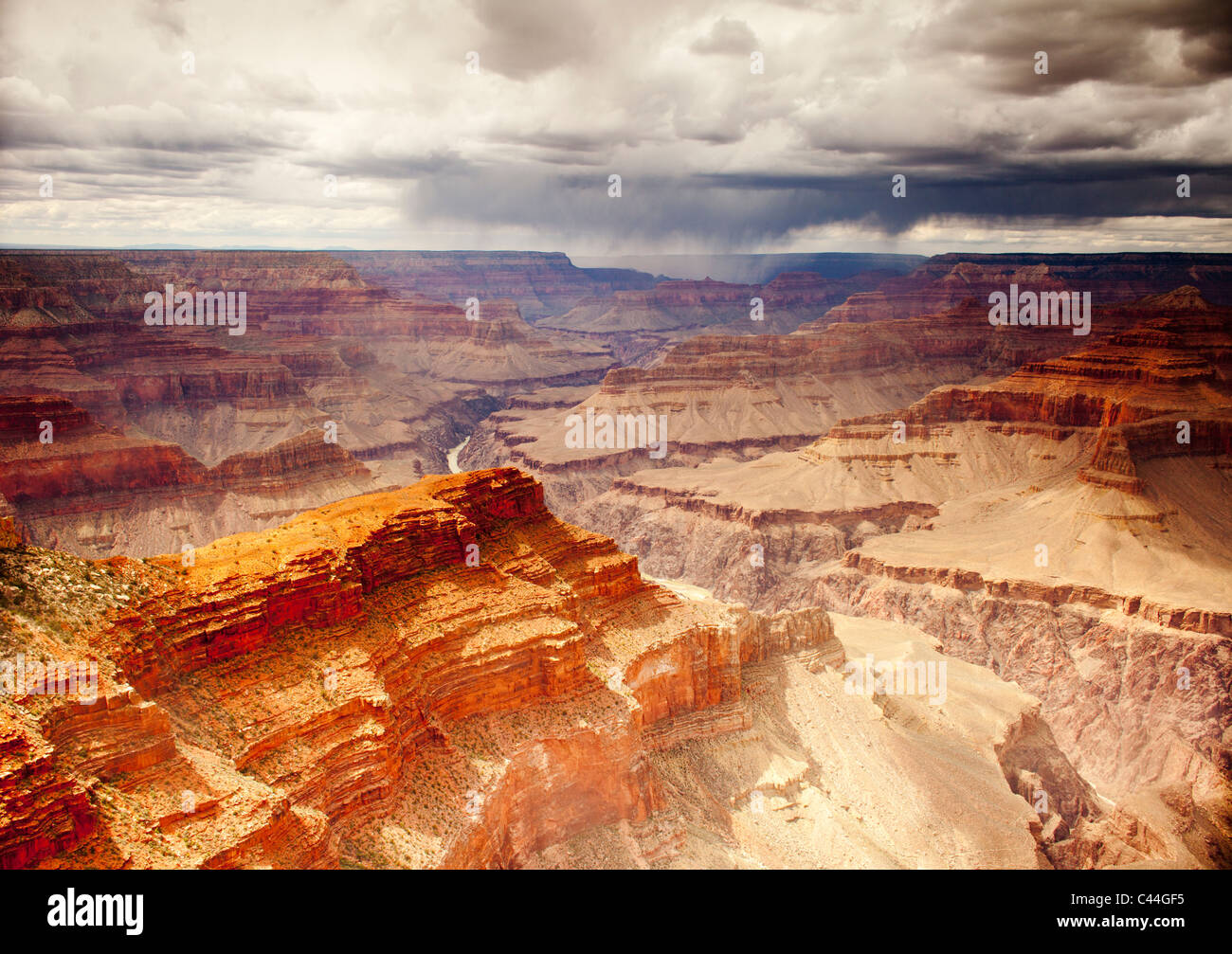 Il Grand Canyon con nuvole temporalesche edificio in un cielo tempestoso visto dal bordo sud guardando verso il North Rim. Foto Stock