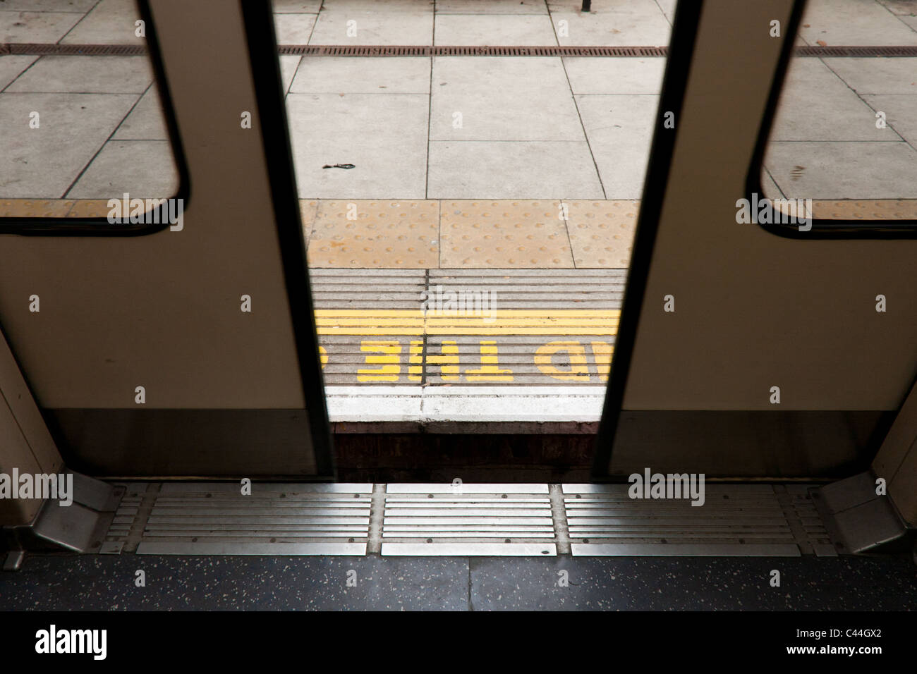 Chiusura porte sui treni della metropolitana sulla linea centrale alla stazione di Epping Foto Stock