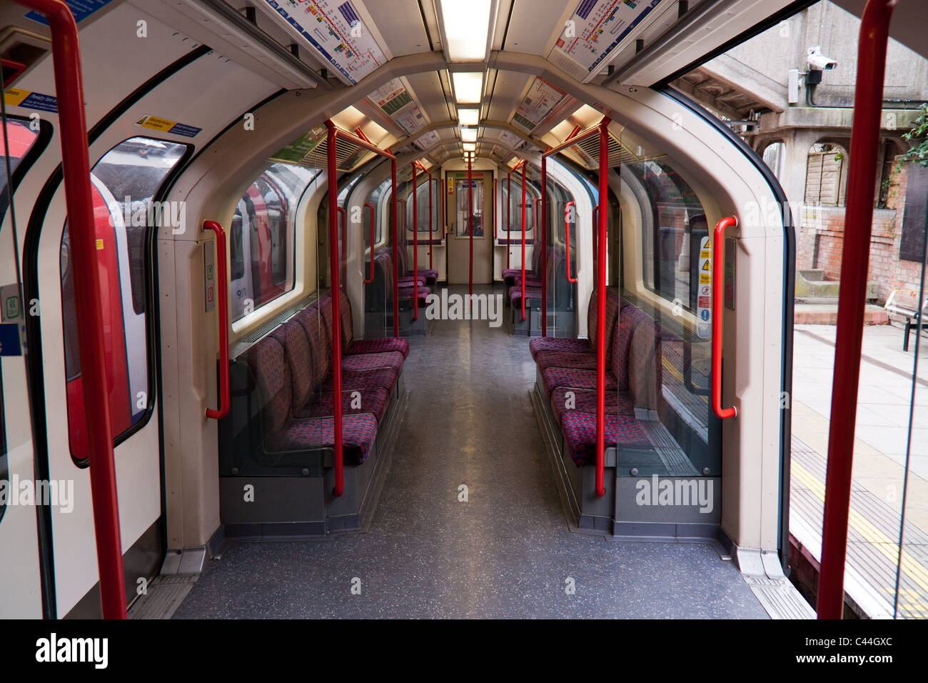 Treno fermo con le porte aperte a Epping stazione della metropolitana all'estremità est della linea centrale Foto Stock
