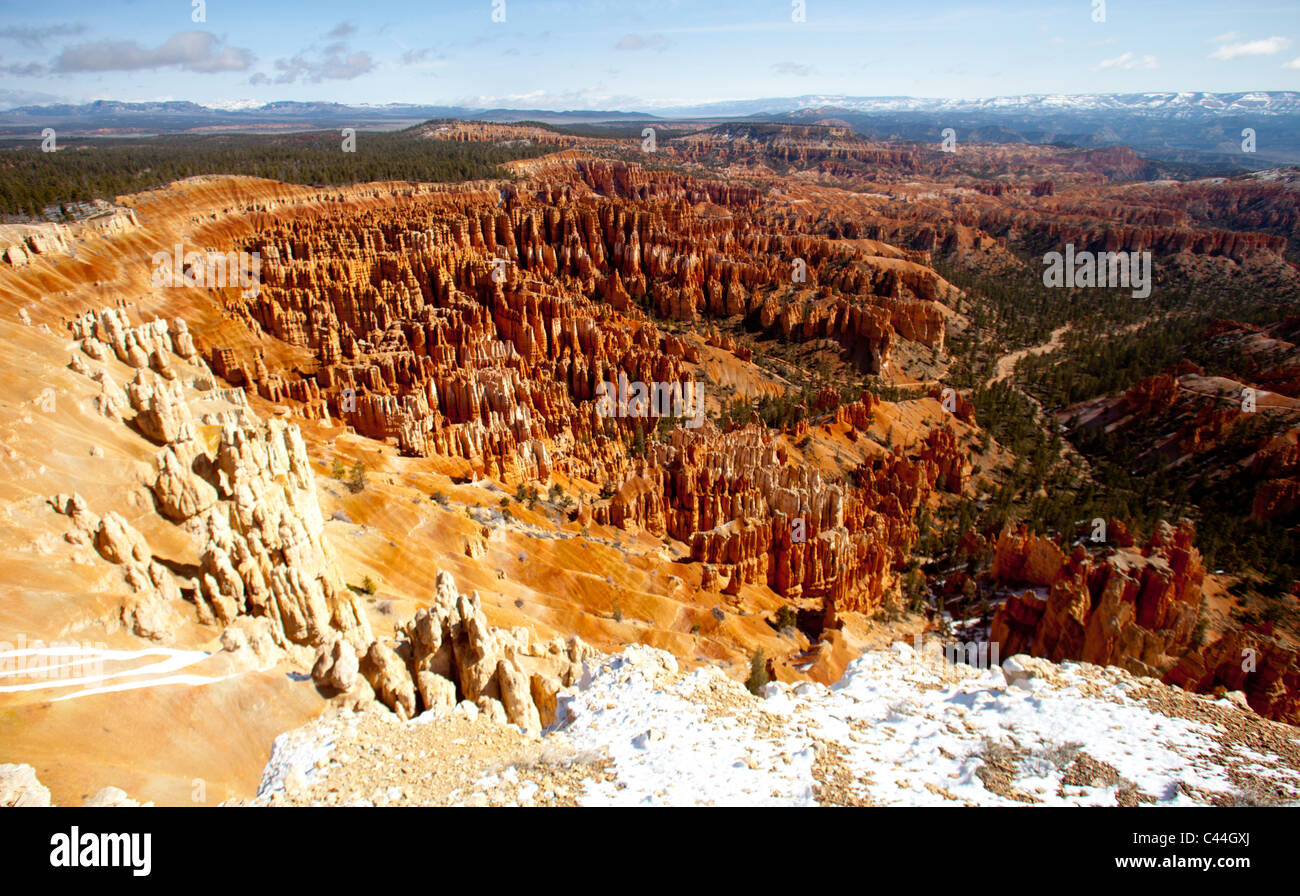 Bryce Canyon nella neve in Utah, Stati Uniti d'America. Nonostante il suo nome Bryce è un anfiteatro naturale creata dall'erosione. Foto Stock