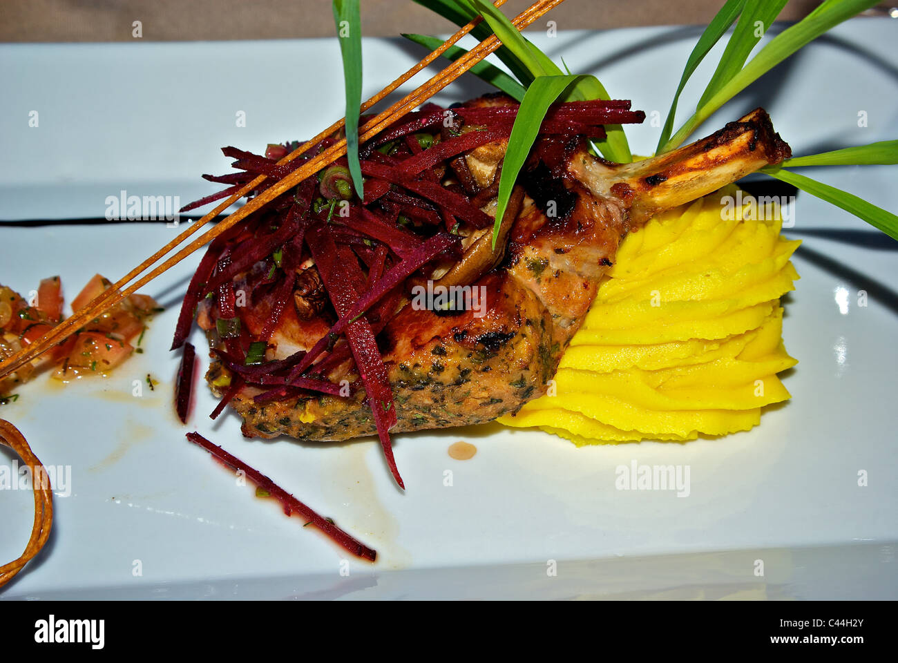 Cotta nel forno erborinati di maiale tagliuzzato chop bietole Funghi Fritti tagliatelle zafferano purè di patate corso principale Foto Stock