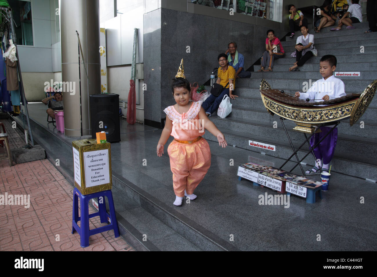 Ragazza Thai ballare con Thai musicista presso il Mercato del fine settimana di Chatuchak a Bangkok Foto Stock