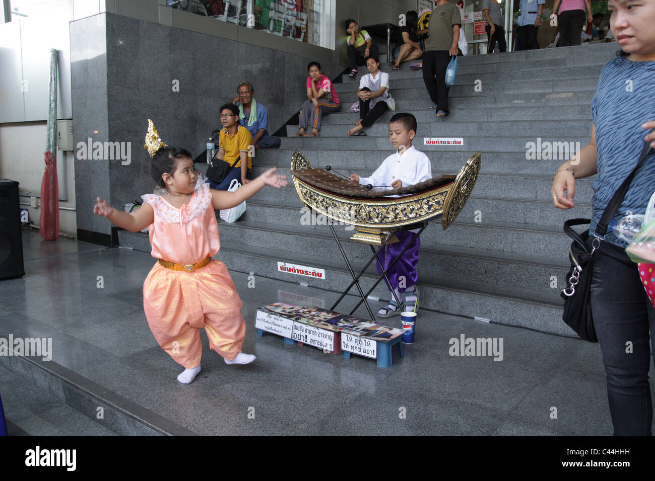 Ragazza Thai ballare con Thai musicista presso il Mercato del fine settimana di Chatuchak a Bangkok Foto Stock