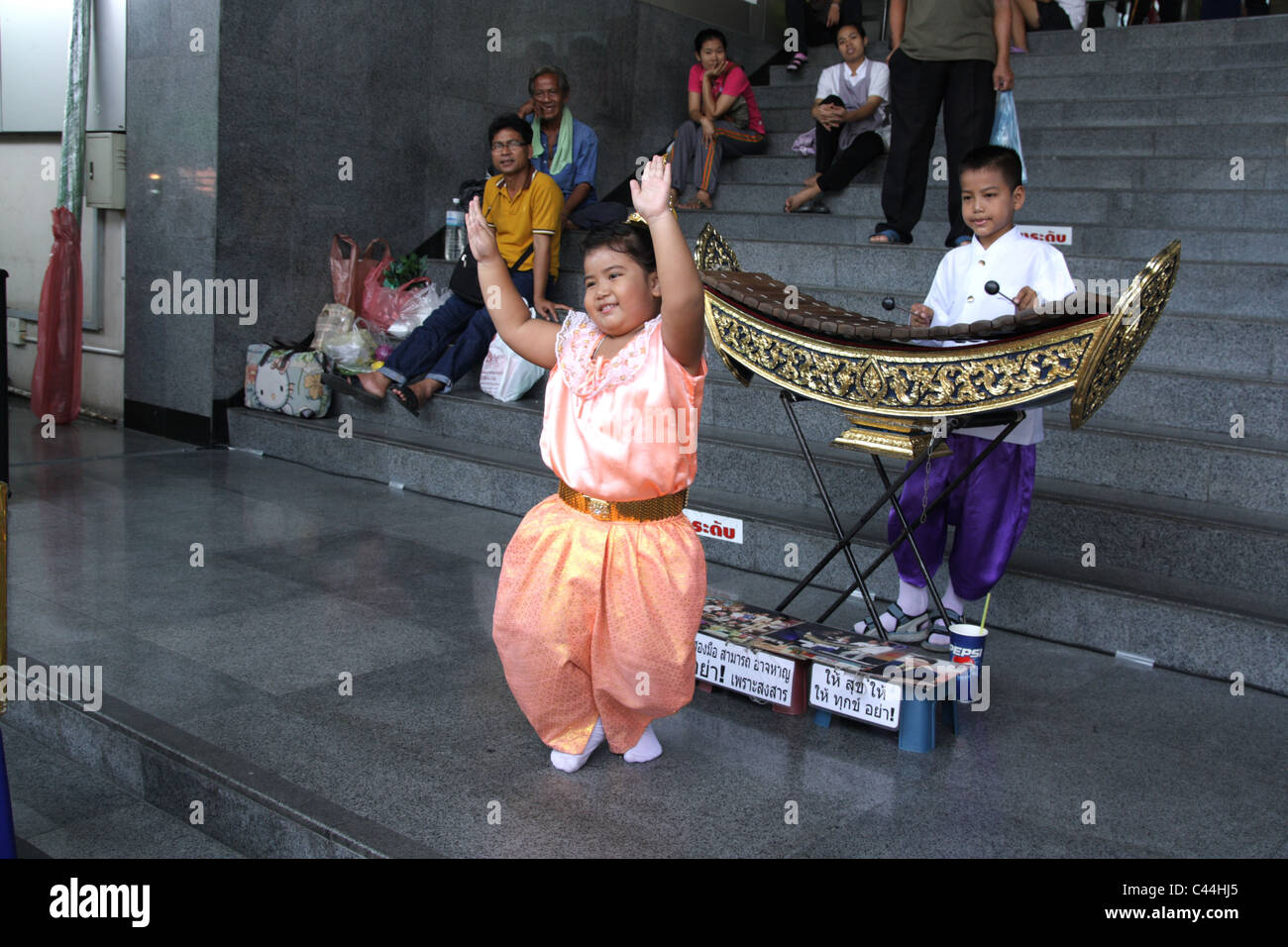 Ragazza Thai ballare con Thai musicista presso il Mercato del fine settimana di Chatuchak a Bangkok Foto Stock