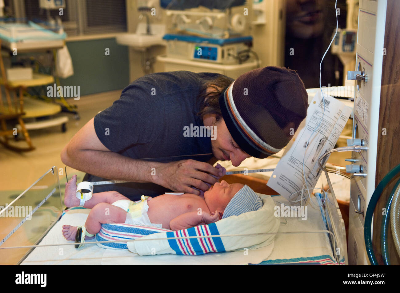Padre e figlio neonato nel nido in ospedale Foto stock - Alamy