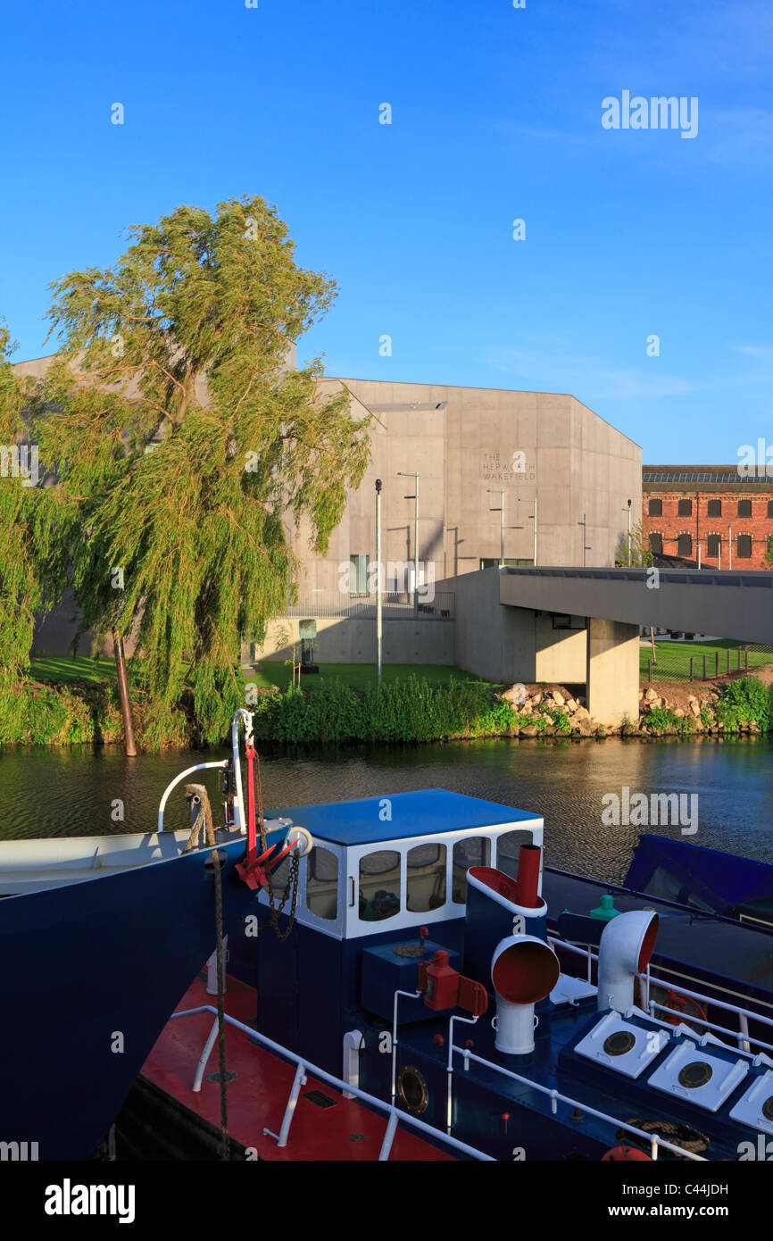 La Hepworth Wakefield e chiatte sul fiume Calder, Wakefield, West Yorkshire, Inghilterra, Regno Unito. Foto Stock